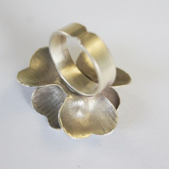 Zilveren ring met grote bloem verstelbaar